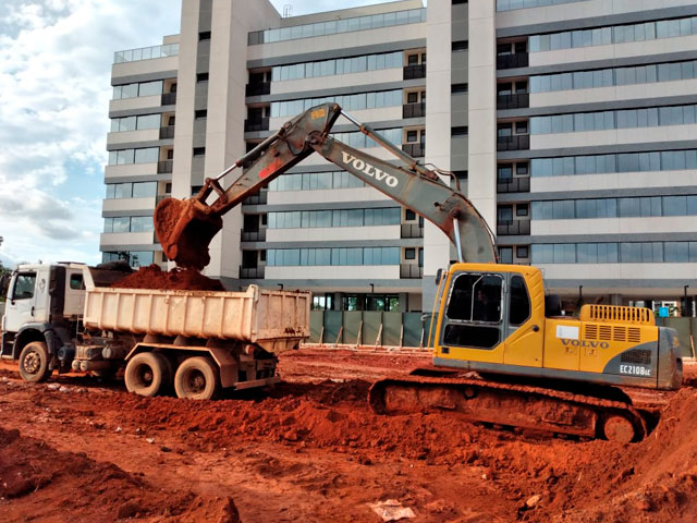 Escavadeira carregando terra